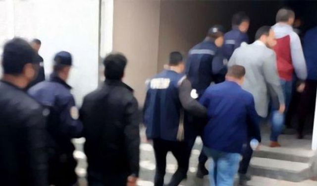 İzmir'de FETÖ operasyonu: 31 gözaltı